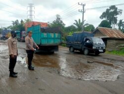 Atur Lalin Personil Polsek Tembesi Di Jalan Lintas Muaro Bungo-Tembesi