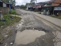 Ulah Perusahaan Tidak Bertanggung Jawab, Jalan Lintas Dalam Desa Jadi Rusak