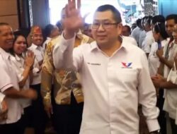 Ketua Umum Partai Perindo Harry Tanoesoedibjo: Menyerahkan Bantuan Gerobak Gratis