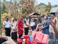 Warga Tanjung Sari Tagih Janji PJ Bupati Tebo Perbaiki Jalan, Waktu Berkunjung Serahkan Santunan Korban Rumah Terbakar