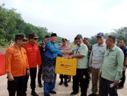 PT Arara Abadi – APP Sinar Mas Sumbangkan 10 Set Alat Pemadam Karhutla ke Bupati