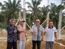 H. Wartono Triyan Kusumo, SE. MH Turun dan Tinjau Pembangunan Paving Blok di Lapangan Bola Sukamaju