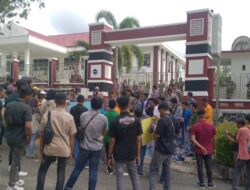 Puluhan Massa Dari Aliansi Mahasiswa Melakukan Aksi di Pengadilan Negeri (PN) Tebo