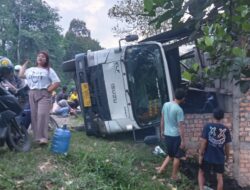Gera Gara Dongkrak Amblas: Mobil Batubara Timpa Rumah dan Motor Warga