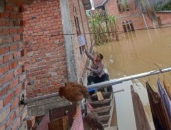 Kapolsek Tebo Ilir Menggunakan Sampan, Sambangi Warga dan Berikan Bantuan Ini