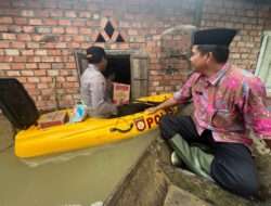 Kapolsek Bersama Forkopimcam Kecamatan Tebo Ilir Salurkan Bantuan Kepada Warga Terdampak Banjir