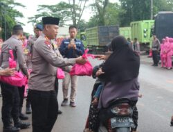 Di Bulan Suci Ramadhan Yang Berkah ini, Dansat Brimob Polda Jambi Bagi-Bagi Takjil Dengan Masyarakat 