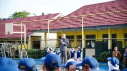 PJ. Bupati Tebo Varial Beri Motivasi Para Siswa di Hari Pertama Masuk Sekolah