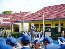 PJ. Bupati Tebo Varial Beri Motivasi Para Siswa di Hari Pertama Masuk Sekolah