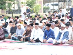 Kapolda Jambi Sholat Idul Fitri 1445 Hijiriah Bersama Masyarakat