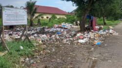 Warga Keluhkan Sampah Yang Menumpuk Menimbulkan Bau Busuk 