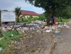 Warga Keluhkan Sampah Yang Menumpuk Menimbulkan Bau Busuk 