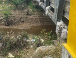 Miris Jembatan Sungai Mengilang Tebo Ilir Jadi Tempat Pembuangan Sampah 