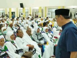 PJ. Bupati Tebo Varial Adhi, Mendampingi Wakil Gubernur Jambi Melepas Calon Jemaah Haji