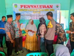 PJ kades Desa Kemantan Serahkan Bantuan Langsung Tunai BLT -DD Tahun Anggaran 2024