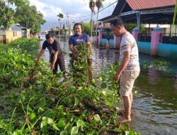 Bersihkan Sampah Banjir, Wujud Sinergitas PJS dan Polri