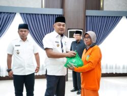 Bupati dan Wakil Bupati Serahkan Paket Sembako Ramadhan