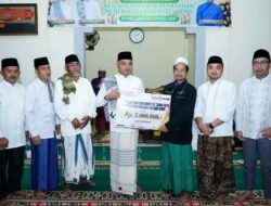 Bupati dan Ketua DPRD Serahkan Bantuan Kepada Masyarakat Desa Suka Damai