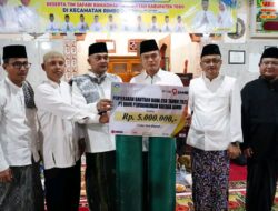 Bupati Serahkan Bantuan Sembako dan Dana CSR di Masjid Jami Attaqwa