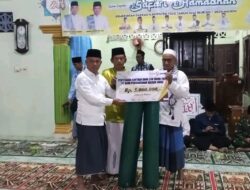 Nazar Efendi Serahkan Bantuan Sembako dan Dana CSR di Masjid Baiturrahman