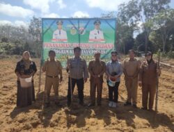 Bhabinkamtibmas Tebo Tengah Bersama Perangkat Desa Tanam Jagung Hibrida Dukung Ketahanan Pangan Nasional