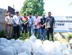 Pemberdayaan Masyarakat Desa Muara Sekalo: Wakil Bupati Serahkan Bibit Ikan