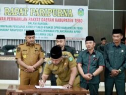 Bupati dan Wakil Bupati Tebo Awasi Ketuk Palu APBD 2024, Transparansi Jadi Kunci