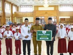 Wakil Bupati Tebo Serahkan Beasiswa Baznas untuk Siswa SD Negeri