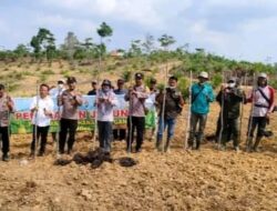 Polsek Tebo Ilir Iptu Adri Sukam, Pimpin Langsung Tanam Jagung di Tanah Kas Desa, Wujud Sinergitas Ketahanan Pangan