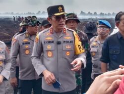 Kapolda Jambi Turut Berjibaku Padamkan Api Karhutla Desa Gambut Jaya Sungai Gelam