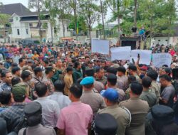 Demo di DPRD Tebo, Ini Tuntutan Ratusan Massa