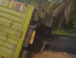 Jalan Provinsi Penghubung Betung-Muara Tabir Membahayakan: Truk Terguling, Warga Khawatirkan Korban Lainnya