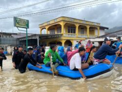 Sat Brimobda Jambi Berjibaku Evakuasi Warga Desa lubuk Sulik Kerinci Terdampak Banjir