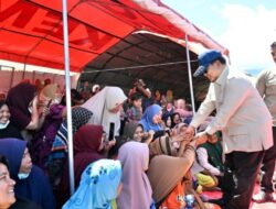 Sapa Anak-anak dan Dengarkan Keluhan Warga, Presiden Prabowo Tinjau Posko Pengungsian Banjir di Aceh Tenggara