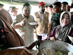 Presiden Prabowo Tinjau Tenda Pengungsian di Bireuen, Peluk dan Tenangkan Warga yang Menangis