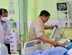 Presiden Prabowo Jenguk Siswa dan Guru SDN 01 Kalibaru, Beri Semangat dan Pastikan Penanganan Medis Terbaik