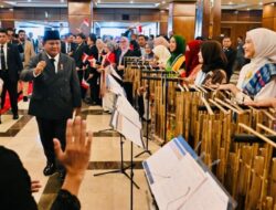 Alunan Angklung WNI Sambut Hangat Kedatangan Presiden Prabowo di Islamabad