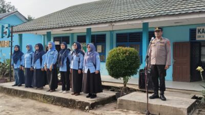 IPDA Ermansyah Jadi Inspektur Upacara dan Berikan Penyuluhan Bahaya Bullying di SMKN 5 Muaro Jambi