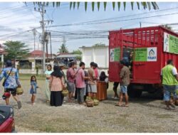 Masyarakat Rimbo Bujang Antre Gas Elpiji 3kg dengan Harga Rp19.000