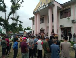 Panas… Warga Sungai Bengkal Kepung Kantor Camat, Tolak Klaim Wilayah Teluk Rendah Pasar