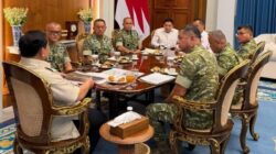 Presiden Prabowo Terima Laporan Pembangunan 300 Jembatan dan Renovasi Sekolah Terdampak Bencana dari KSAD