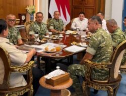 Presiden Prabowo Terima Laporan Pembangunan 300 Jembatan dan Renovasi Sekolah Terdampak Bencana dari KSAD