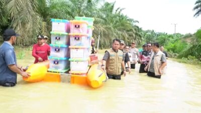 Wabup Tebo Salurkan Bantuan untuk Korban Banjir di Tengah Ilir