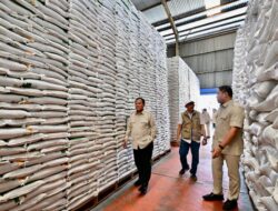 Seskab Teddy: Presiden Prabowo Sidak ke Gudang Bulog Danurejo Magelang, Pastikan Stok Aman, Banyak, dan Distribusi Tepat Sasaran