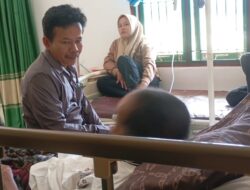 Saat Jenguk Warga Sakit, Keluarga Pasien Doakan Kemenangan Syamsudin Alias Bujang