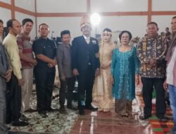 Calon Kades No 2 Samsudin Hadiri Pernikahan Darwin dan Yessy, Berikan Ucapan Selamat