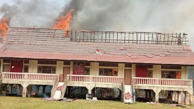 Breaking News,, Sebuah Madrasah Ibtidaiyah Di Desa Lopak Aur Di lalap Si Jago Merah Dua Armada Damkar Diterjunkan