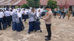 Antisipasi Kabut Asap, Kapolsek Tebo Ilir Bagikan 1000 Masker ke Pelajar dan Warga