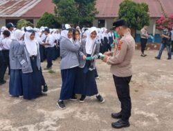 Antisipasi Kabut Asap, Kapolsek Tebo Ilir Bagikan 1000 Masker ke Pelajar dan Warga